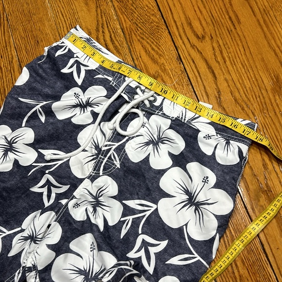 Hollister tropical hibiscus board shorts/swim trunks.Great condition. Size Large - Picture 7 of 10
